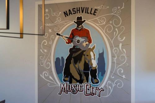 South Nashville Casa | WeHo Nashville Home, Geodis Park, Mini-Golf, Arcade, 10min to Downtown! Sleeps 10!