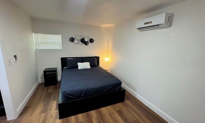 Orient Park Apartamento | WELCOME 2 MI PRIVATE CASITA 1-bedroom apartment in charming Tampa with WiFi, AC