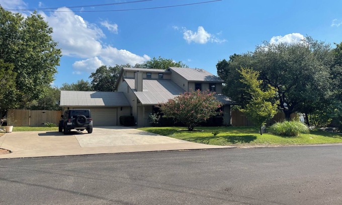 Apache Shores Casa | WELCOME TO CASA-LOLA A 4-bedroom house in Austin with WiFi, AC. Relax and unwind