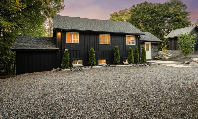 Severn Bridge Casa | Welcome to Chalet Noir! Waterfront cottage less than 90 mins from Toronto.