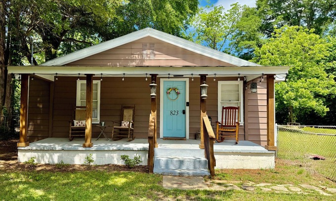 Prattville Casa | Welcome to Granny's house. Pet friendly!