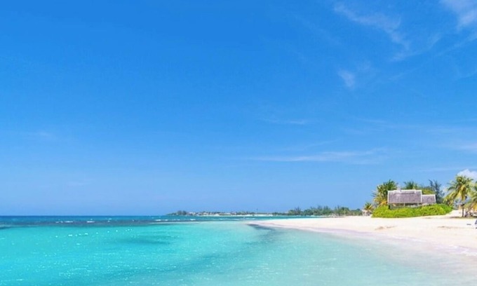 Stewart Town Complejo | Welcome to Ocean's Tropical Escape! Beach front, beach access 1-bedroom, 4 bed.