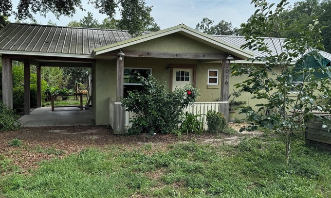 Leesburg Otro | Welcome to Orange Blossom Cottage at Dirty Dog Organic Farm.