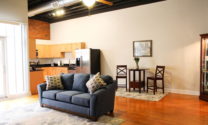 West Main Historic District Condominio | Bienvenido a la ciudad del río Loft!