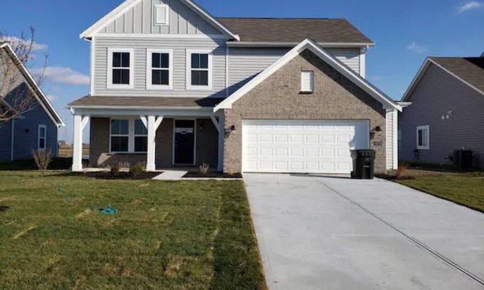 Maxwell Casa | Welcome to Woodhaven! Brand new home on a quiet pond in a great neighborhood.