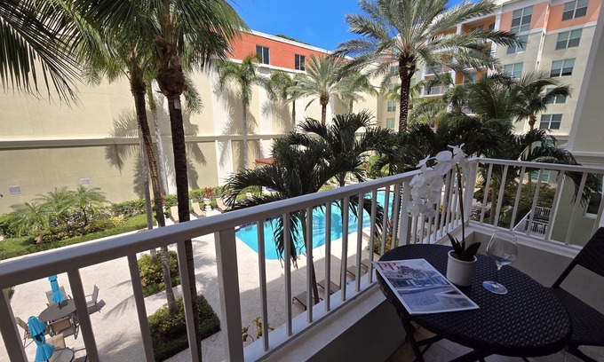 East Ocean Ave Condominio | Welcome to your 2-Bedroom Intracoastal Courtyard-view Oasis in Lantana!