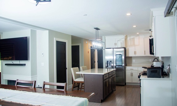 South Casco Casa | Welcome to your cozy Raymond retreat — a warm, family-friendly house.
