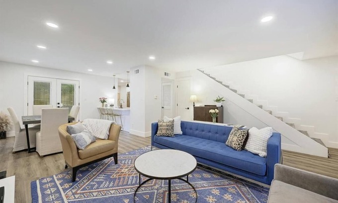 Camelot Condominio | Welcoming 2-bedroom condo with AC in vibrant Austin