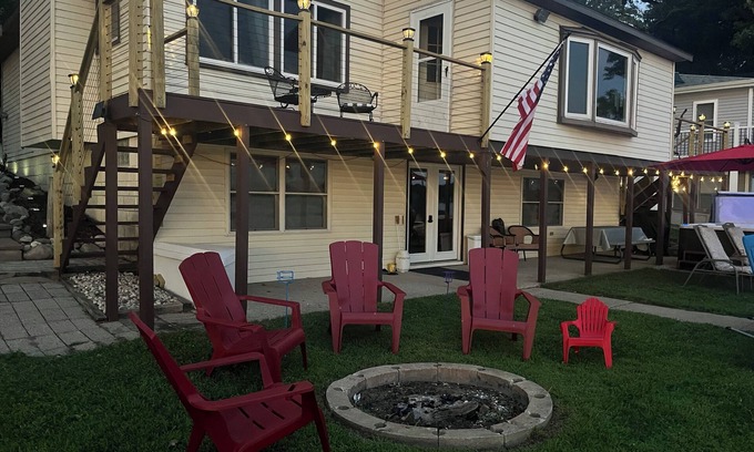 Newaygo Cabaña | Welcoming 3-bedroom cottage on Hess Lake near Smugglers at North Shore