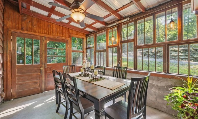 Linville Falls Cabina | Welcoming 4-bedroom cabin near Linville Falls