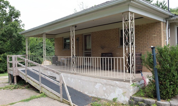 Roselawn Finance Cama Y Desayuno | Welcoming cozy private bedroom and a shared bathroom with a large yard