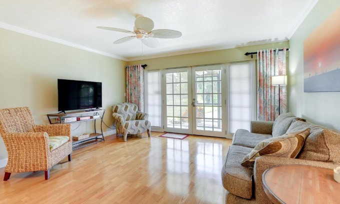 Gulf Gate Estates Apartamento | Welcoming Sarasota Vacation Rental with Pool!