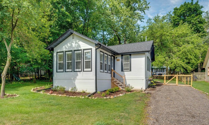 Williams Bay Cabaña | Welcoming Williams Bay Cottage w/ Deck & Fire Pit!