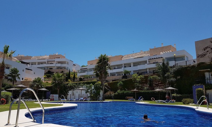 San Roque Apartamento | Bien equipado, amplio apartamento de tres habitaciones, un entorno pintoresco cerca de campos de golf