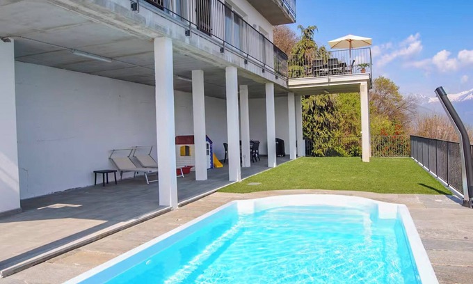 Trarego Viggiona Apartamento | Mantenido apartamento de 4 habitaciones con impresionantes vistas al lago y piscina climatizada con energía solar