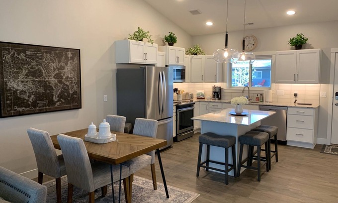 Rimrock Casa | West End Beautifully Furnished 2 Bedroom Townhouse