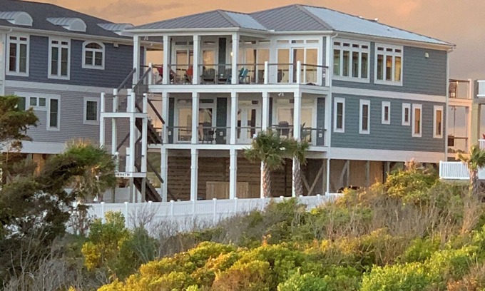 Oak Island Casa | NEW OAK ISLAND WEST END, FRENTE AL OCÉANO Y SONIDO, PISCINA CLIMATIZADA / SPA, ASCENSOR, MASCOTAS OK