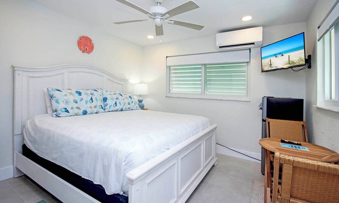 Tradewinds Cabaña | West End Paradise Sanddollar 7 - Quaint Hotel Style Room near the Beach