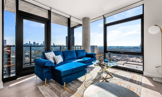 West Loop Apartamento | West Loop Balconied 2BR for Upscale Tours