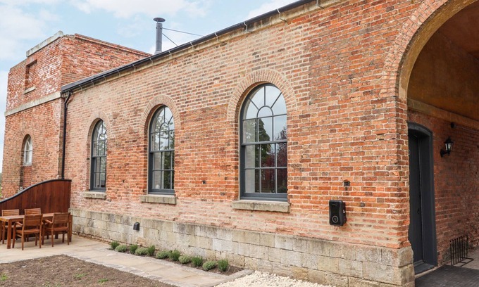 Retford Cabaña | WEST STABLE, character holiday cottage, with open fire in Retford