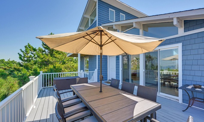 West Hampton Dunes Casa | ¡NUEVO! Westhampton Beach Home w / cubierta + vistas al mar!