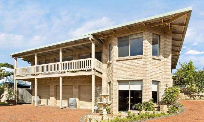 Augusta Casa | Whale Watch Family & Pet Friendly Augusta Retreat