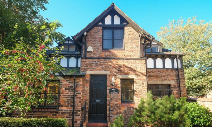 Manchester Cabaña | Whalley Range Gem – Detached, Parking, Near City