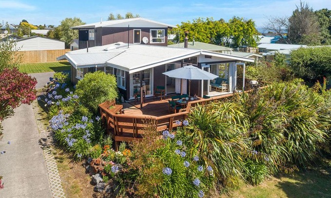 Wharewaka Casa | Wharewaka Hideaway - Wharewaka Holiday Home