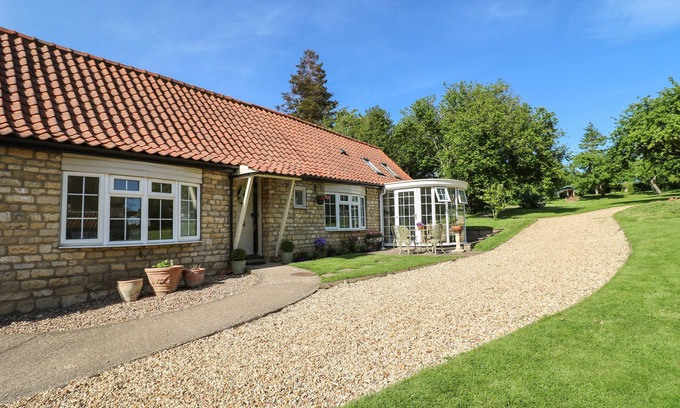 Corby Glen Cabaña | WHEELWRIGHTS COTTAGE, romantic, with pool in Corby Glen