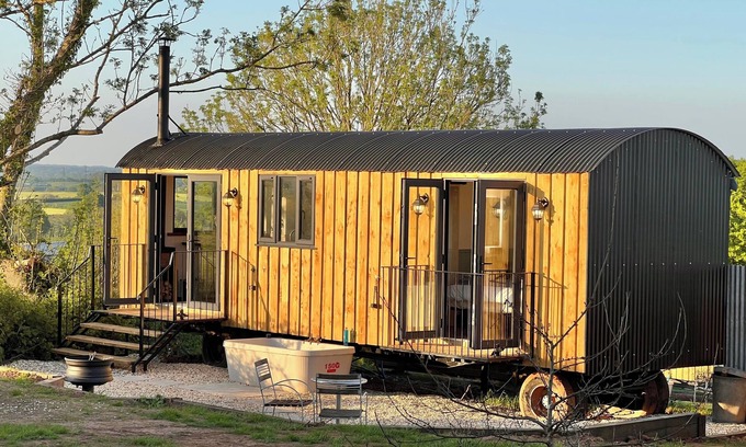 Clyst Saint Lawrence Cabina | Whimple Shepherd Hut, Sleeps 2, Wood Fire & Garden