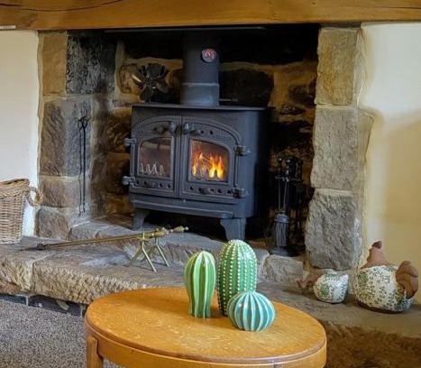 Tansley Casa | Whimsy by the Peaks - dogs stay free, private parking, fenced garden, pub