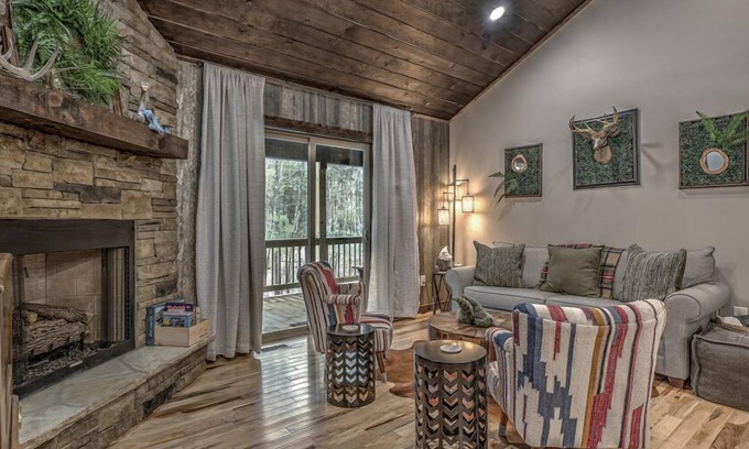 Mineral Bluff Cabina | Whiskey Pines - Professionally Decorated | Hot Tub | Disc Golf | EV Charger