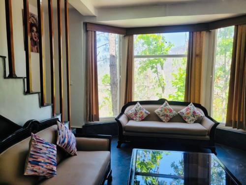 Lansdowne Otro | Whispering Pine Villa