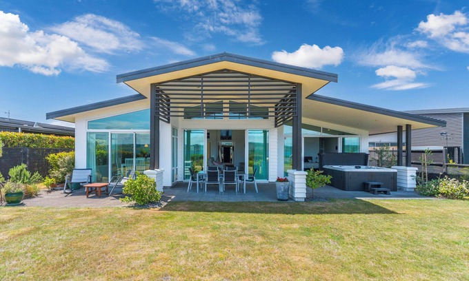 Taupo Casa | Whispering Waters - Lake Taupo Holiday Home
