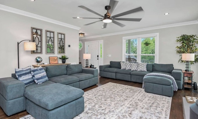 Lexington Casa | Whispering Winds of Lexington | Sleeps 8