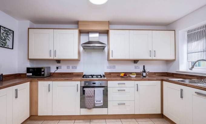 Newborough Casa | Whitby Townhouse by Your Lettings Peterborough