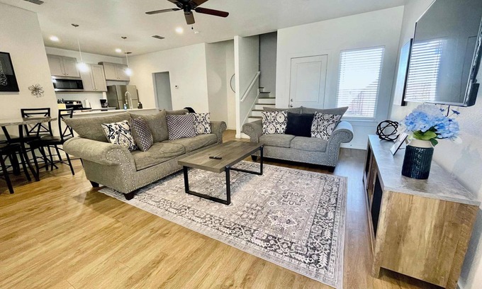 North by Northwest Casa | White Haus - 3BR 3BA - Minutes to Tech