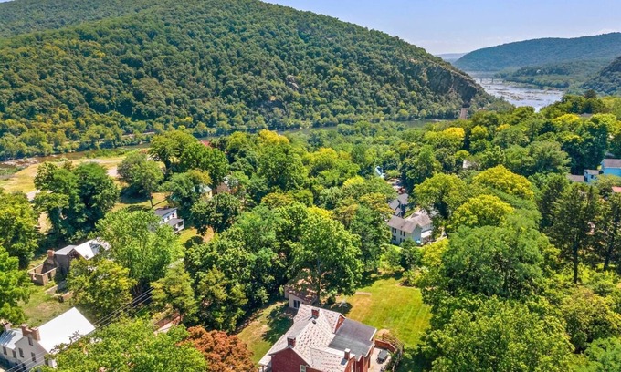 Harpers Ferry Casa | White House Inn - Historic Home in Harpers Ferry!