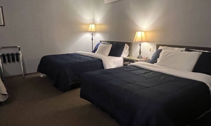 White Lake Cabina | White Lake Lodge - 2 Queen - Room 2 - Sleeps 4