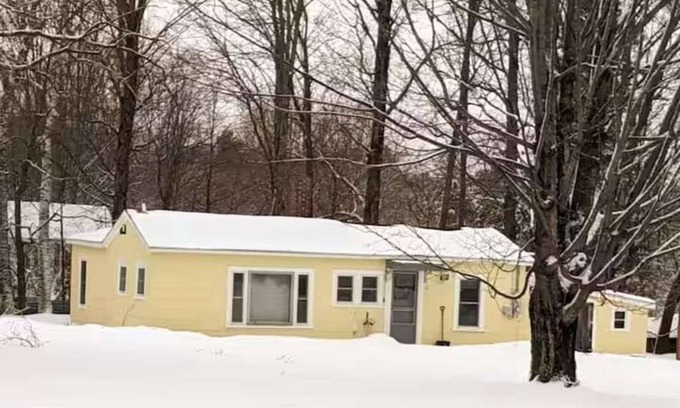 Bethlehem Cabaña | White Mountain Cozy Cottage of Bethlehem with hot tub