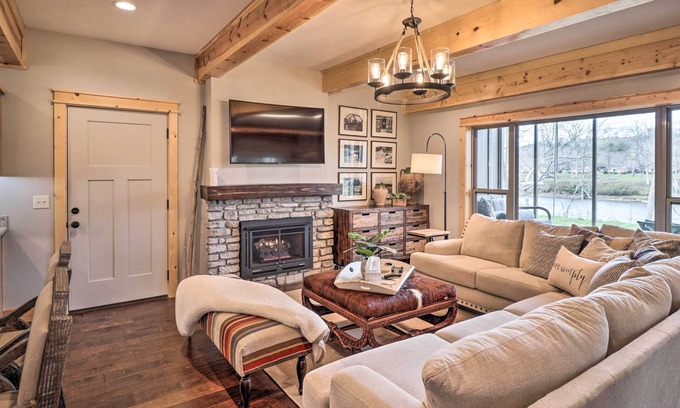 Flippin Casa | White River House for fishing w/ Private River Access and Boat Launch!