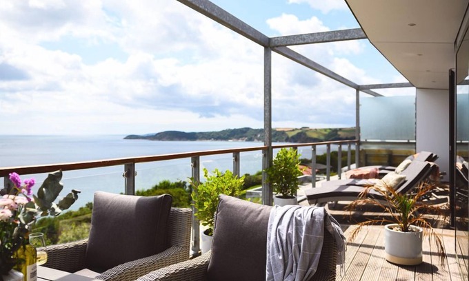Carlyon Bay Apartamento | White Sails is two bedroomed seafront penthouse apartment overlooking the water
