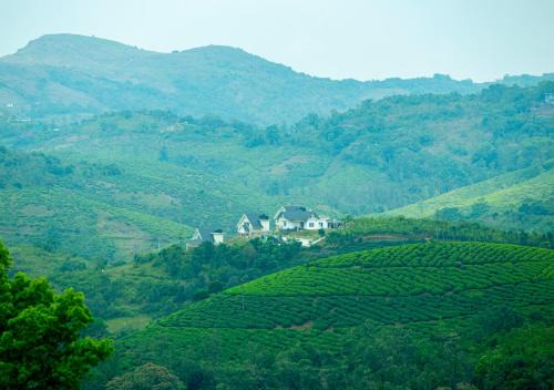 Vagamon Complejo | White Stone Vagamon Hilltop Cottage by VOYE HOMES