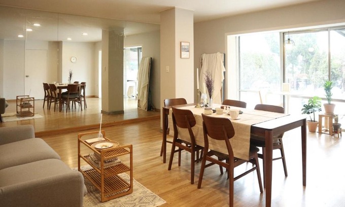 Seongbuk-dong Hostal | White Story