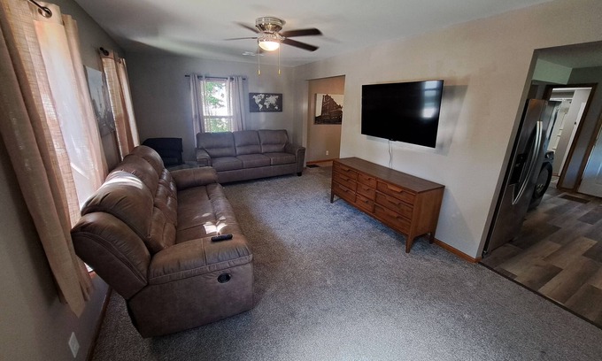 Dubuque Casa | Whole Home by Heritage Trail, quiet street, outdoor games