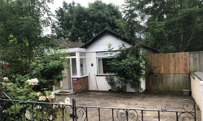 Cray Valley East Casa | Whole House Cottage with huge Garden