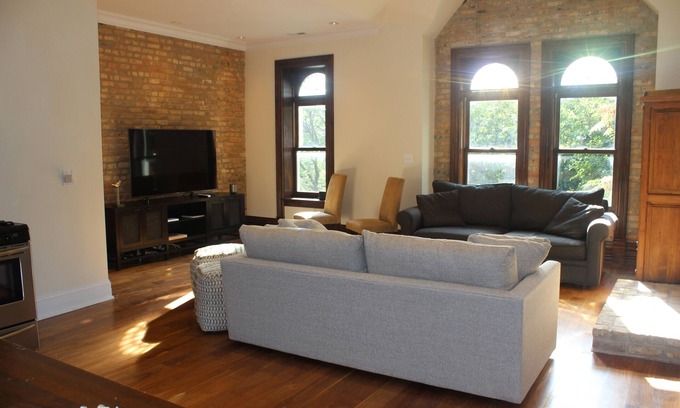 Wicker Park Casa | Wicker Park 3 habitaciones. Piso superior Historic Greystone. Cerca de Damen El Stop.