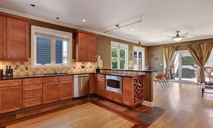 West Town Casa | Wicker Park Haven. 3-Levels. 12Beds.10min walk to Train. Rooftop+Spa Bath+Garage