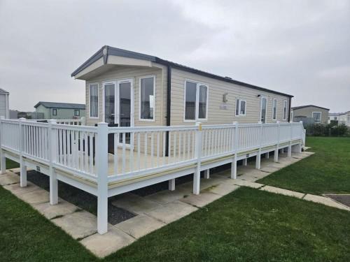 Chapel Saint Leonards Apartamento | Wildflower Meadows 5 - Golden Anchor - Central Heating, Wi-Fi, bed linen - Meadow Lakes Caravan & Lodge Hire