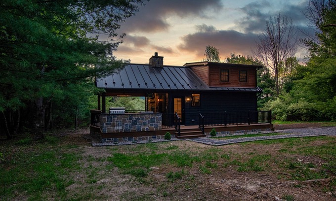 Valois Casa | Wildwood Cabin: Romantic cozy cabin in the woods with indoor fireplace